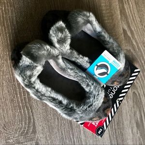Isotoner gray comfy slippers ~ size 5-6 ~ BRAND NEW ~ small ~ memory foam